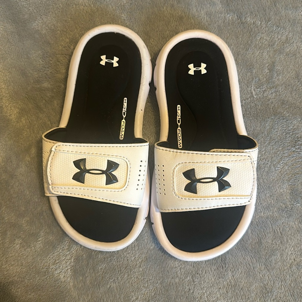 Barely used Boy’s Under Armor slides. Size 11.